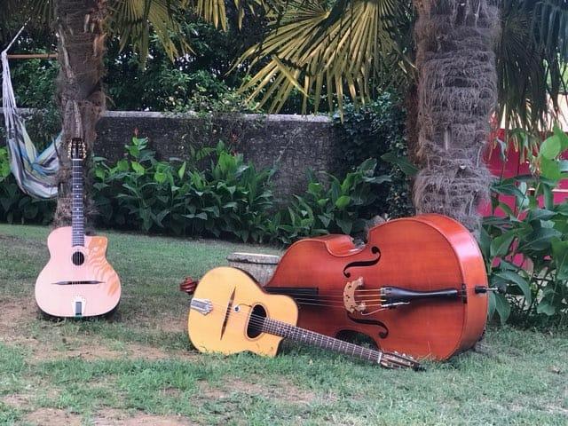 Samedi 27 juillet 2019, Samovar Swing Trio était en formule 2 Guitares &#38; Contrebasse à Sillé-le-Philippe (72), pour l'animation du cocktail de mariage de Florence et Eric !